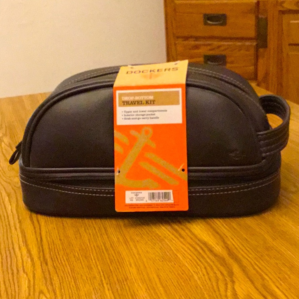 DOCKERS DROP-BOTTOM TRAVEL KIT